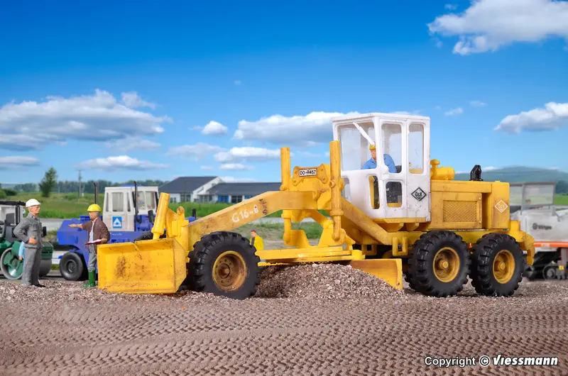 11650 - O&K Grader (Ho Scale) 1