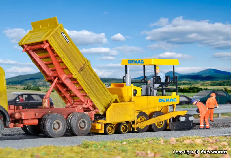 11652 - Demag Road Surfacer (Ho Scale) 1