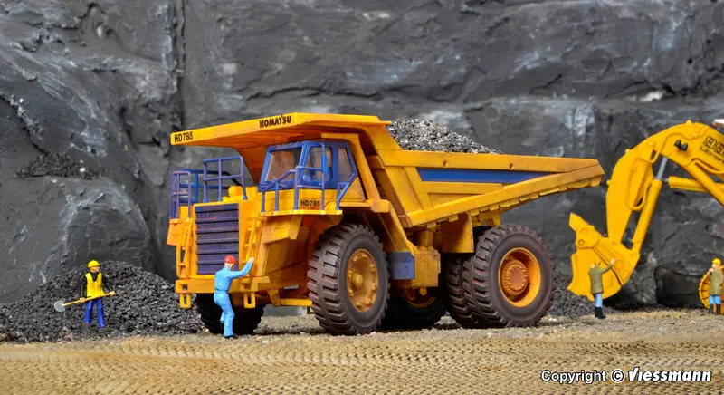 11660 - Komatsu Dump Truck 785-5 (Ho Scale) 1