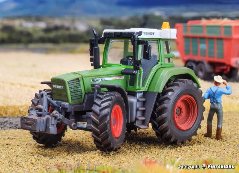 12265 - Fendt Vario Favorit 926 Tractor (Ho Scale) 1