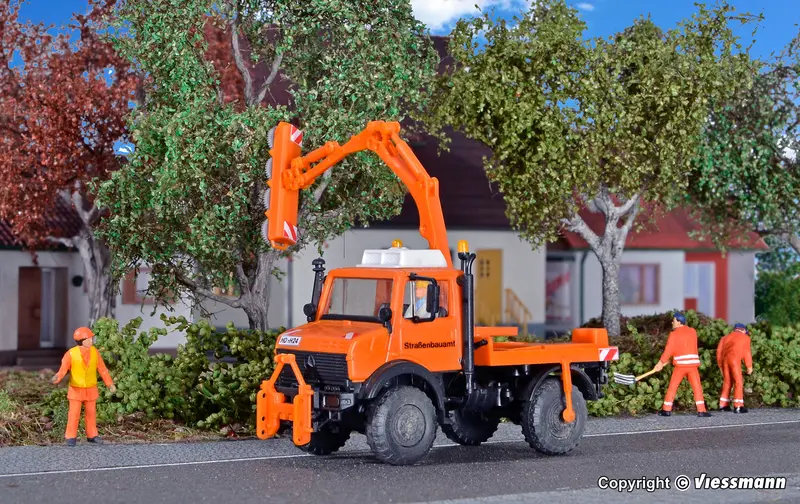 15004 - Unimog With Trimming Attachment (Ho Scale) 1