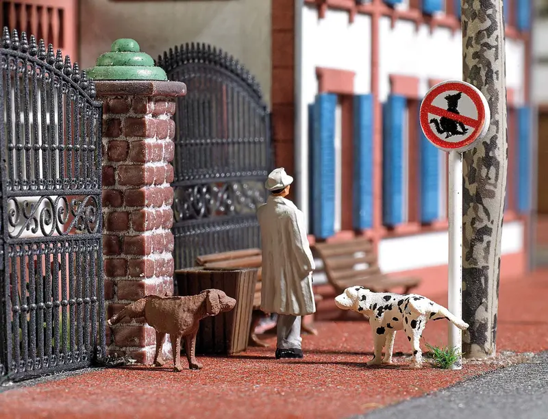 189-7895 - Scenery Set - Peeing Dogs (Ho Scale) 1