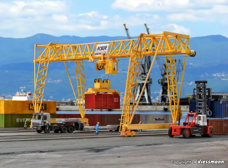 38530 - Dock Yard Container Crane (Ho Scale) 1