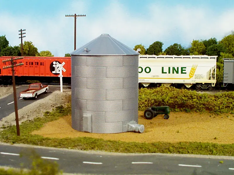 628-0304 - 33' Tall Corrugated Grain Bin (Ho Scale) 1
