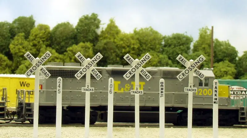 628-0660 - Crossbucks & Milepost (Ho Scale) 1