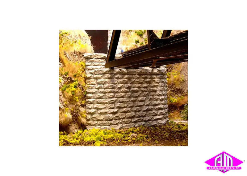 8460 - Single Track Tapered Bridge Abutment - Cut Stone (Ho Scale) 1