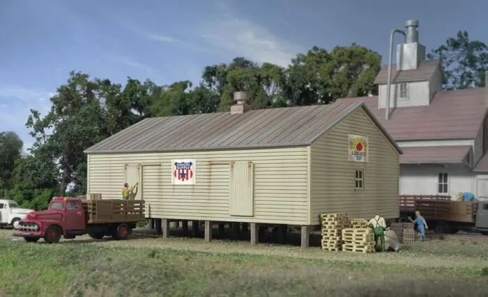 933-3230 - Co-Op Storage Shed On Pilings Kit (N Scale) 1