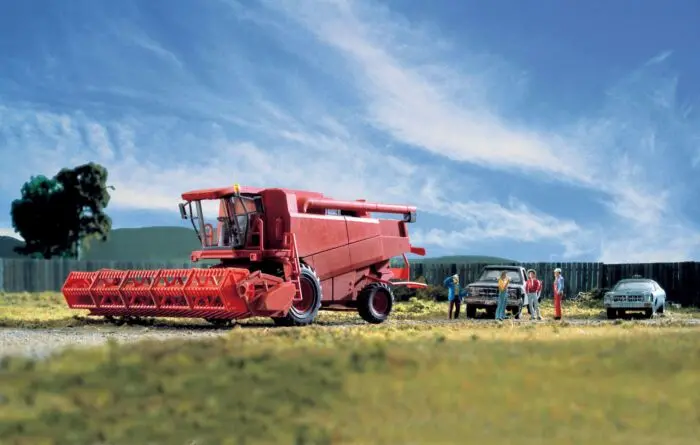949-11003 - Farm Combine With Grain & Corn Heads Kit (Ho Scale) 1