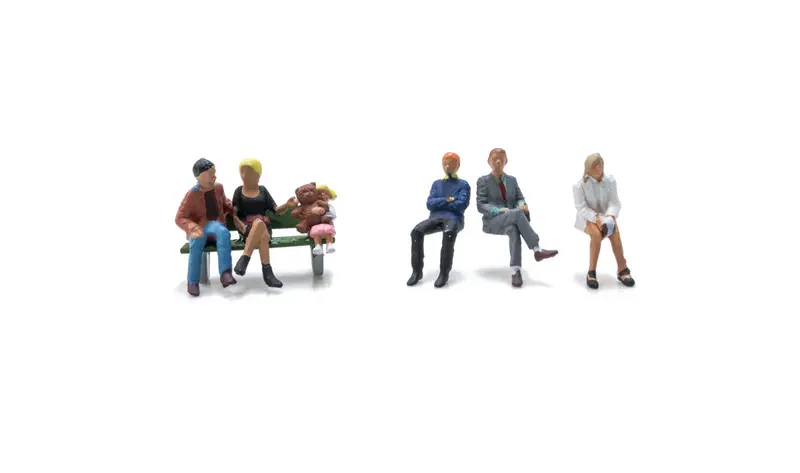 A2134 - Bus Stop People (N Scale) 1