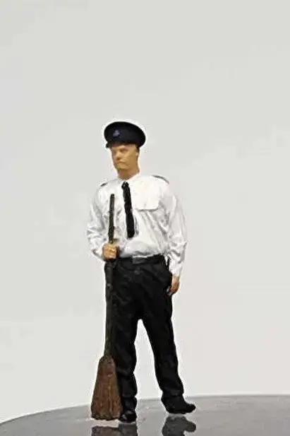 Aim-Sm05-87 - Station Master Standing With Broom (Ho Scale) 1