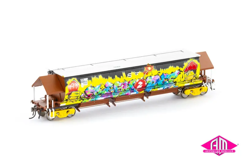 Bgkf Grain Hopper, Ssr Black/Faded Sra Red With Grain Lids & Graffiti, Xcs Bogies - Single Car (Ngh-80) Ho Scale 1