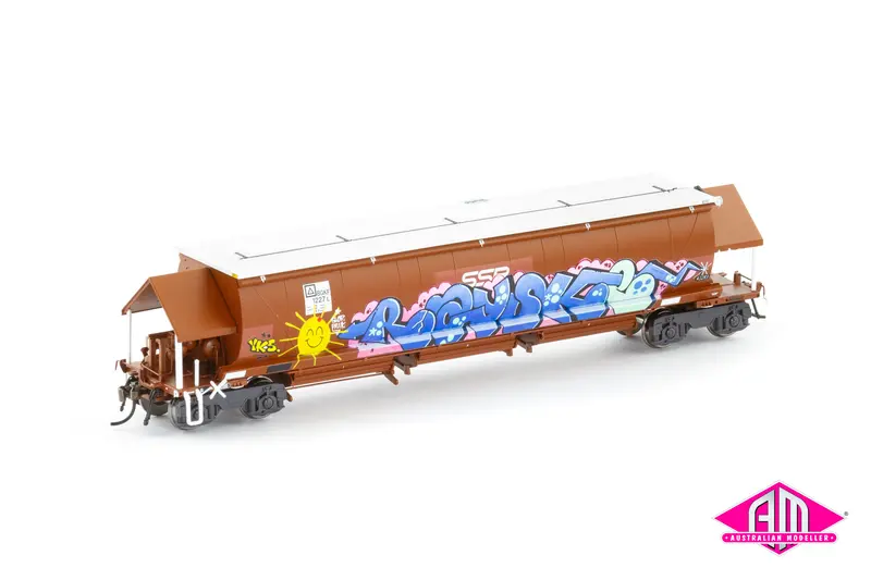 Bgkf Grain Hopper, Ssr Faded Sra Red With Grain Lids & Graffiti, Dca Bogies - Single Car (Ngh-79 Ho Scale 1