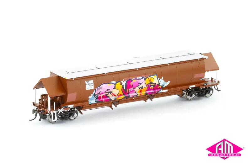 Bgkf Grain Hopper, Ssr Faded Sra Red With Grain Lids & Graffiti, Xcs Bogies - Single Car (Ngh-100) Ho Scale 1