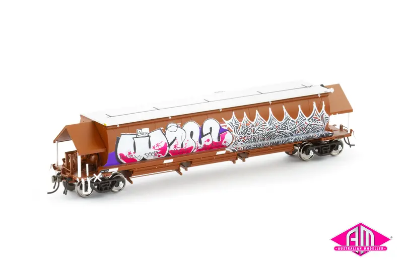 Bgkf Grain Hopper, Ssr Faded Sra Red With Grain Lids & Graffiti, Xcs Bogies - Single Car (Ngh-103) Ho Scale 1
