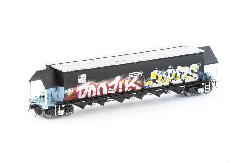 Bgvf Grain Hopper, Black With Ssr Logos And Grain Lids & Graffiti - Single Car Ngh-90 (Ho Scale) 1