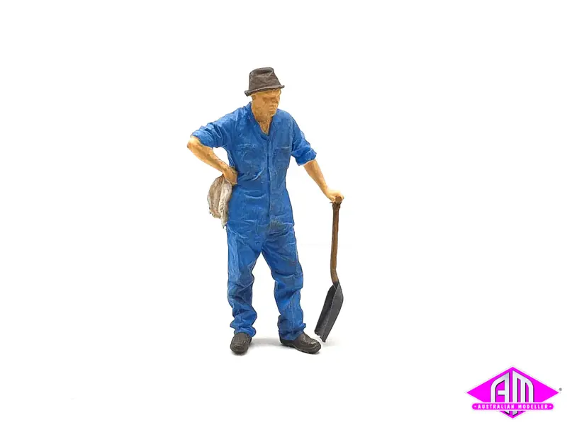 Fireman Standing With Shovel (7Mm Scale) 1