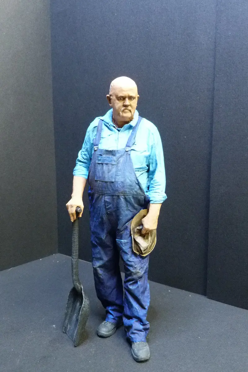 Fireman Standing With Shovel (Keiren Ryan) 7Mm Scale 1