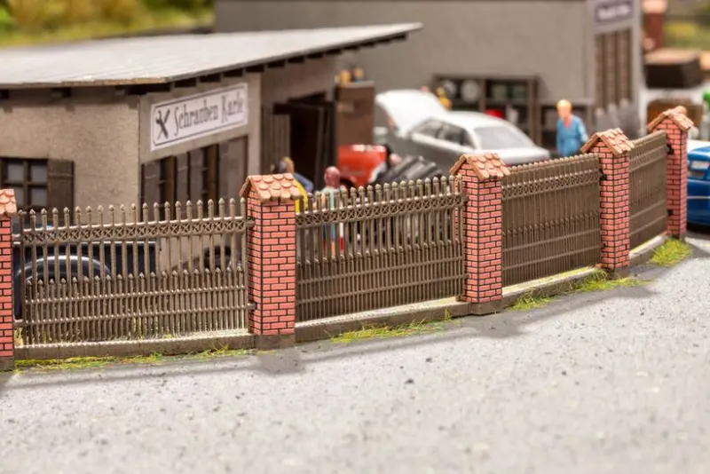 Noch 14235 - Fence With Brick Columns (Ho Scale) (Discontinued) 1