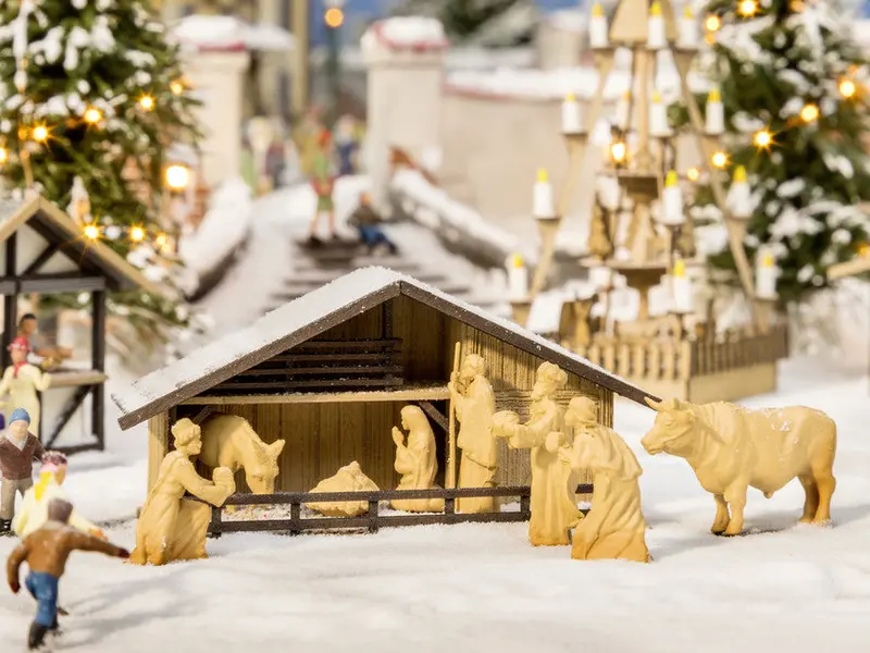 Noch 14394 - Laser-Cut Minis - Christmas Market Manger W/ Figures In Wood Look (Ho Scale) 1