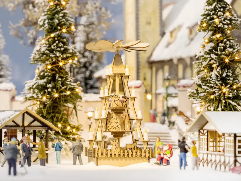 Noch 14395 - Laser-Cut Minis - Christmas Market Pyramid (Ho Scale) 1