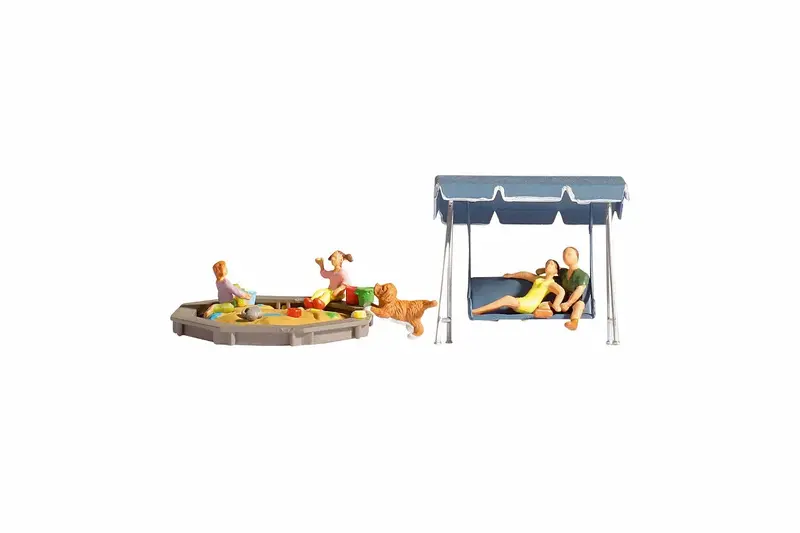 Noch 15590 - Figure Set - Parents & Children (Ho Scale) 1