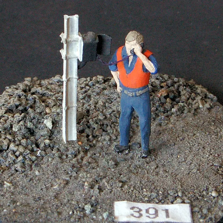 Uneek - Un-391 - Trackside Phone With Worker (Ho Scale) 1