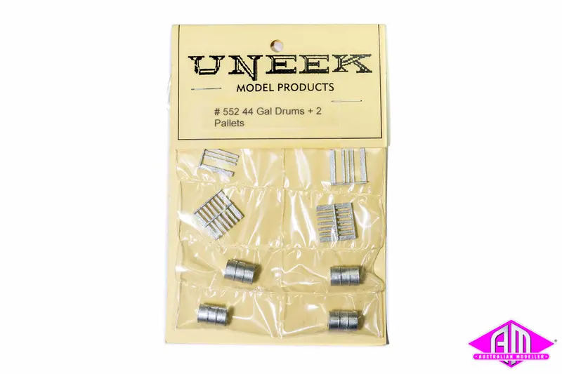 Uneek - Un-552 - 44 Gallon Drums And 2 Pallets (Ho Scale) 1