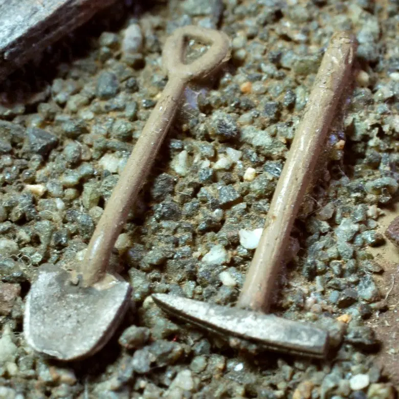 Uneek - Un-555 - Picks & Shovels (Ho Scale) 1