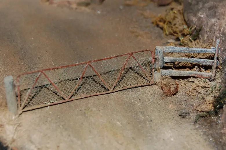 Uneek - Un-611 - Etched Brass Farm Gate & Posts - 2Pc (Ho Scale) 1