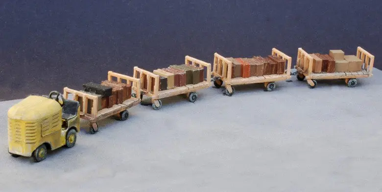 Uneek - Un-744 - 1 Luggage Tug, 4 Carts, 4 Suitcase Loads Set (Ho Scale) 1